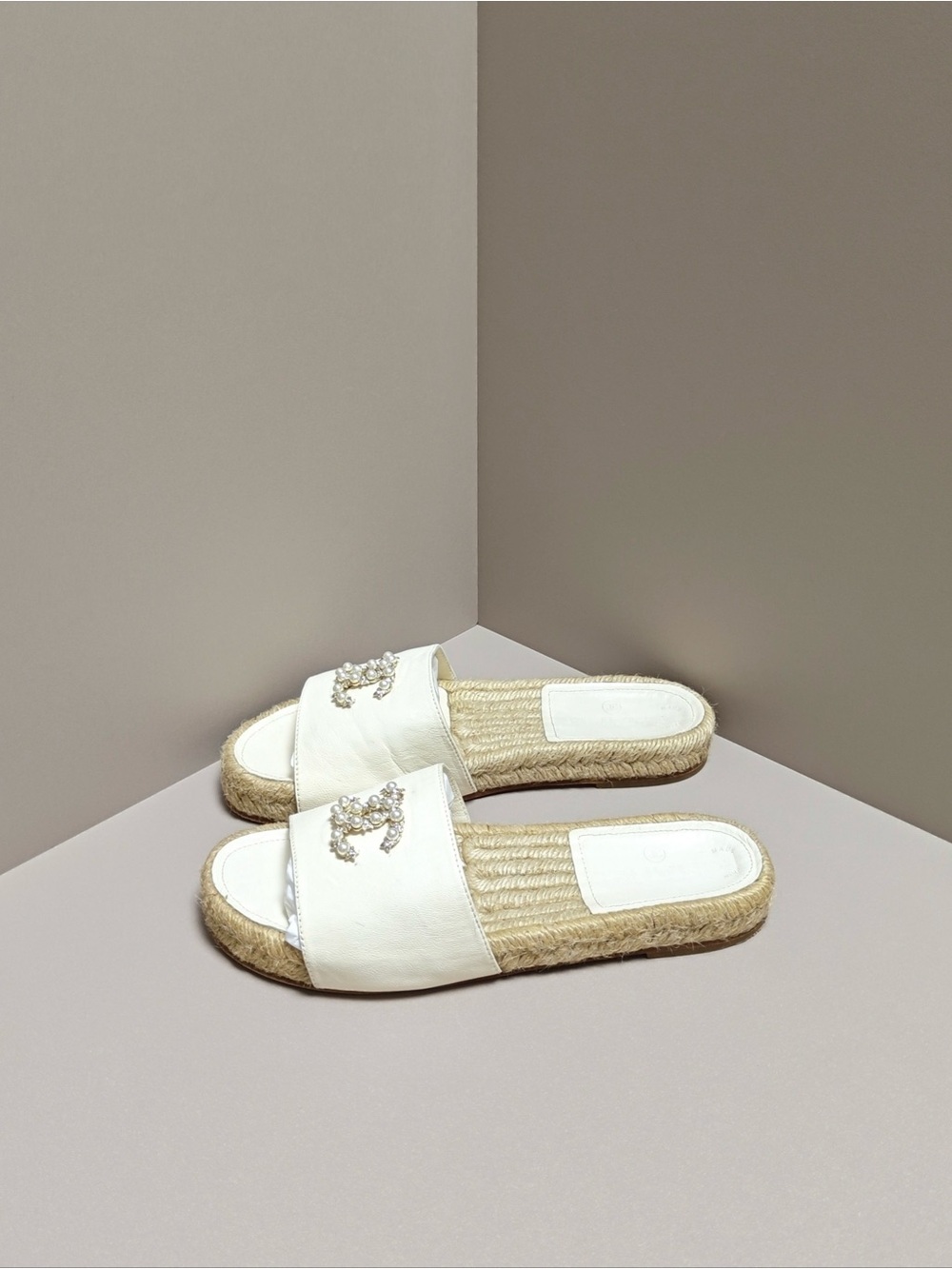 🚩steal CHANEL White Beaded Espadrille Slide Sandals